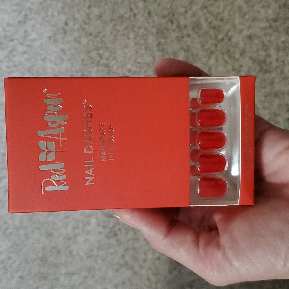 Red Aspen Nail Dashes.  Tulips For Tiffani.